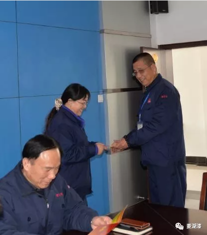 紅色祝福伴你一路前行